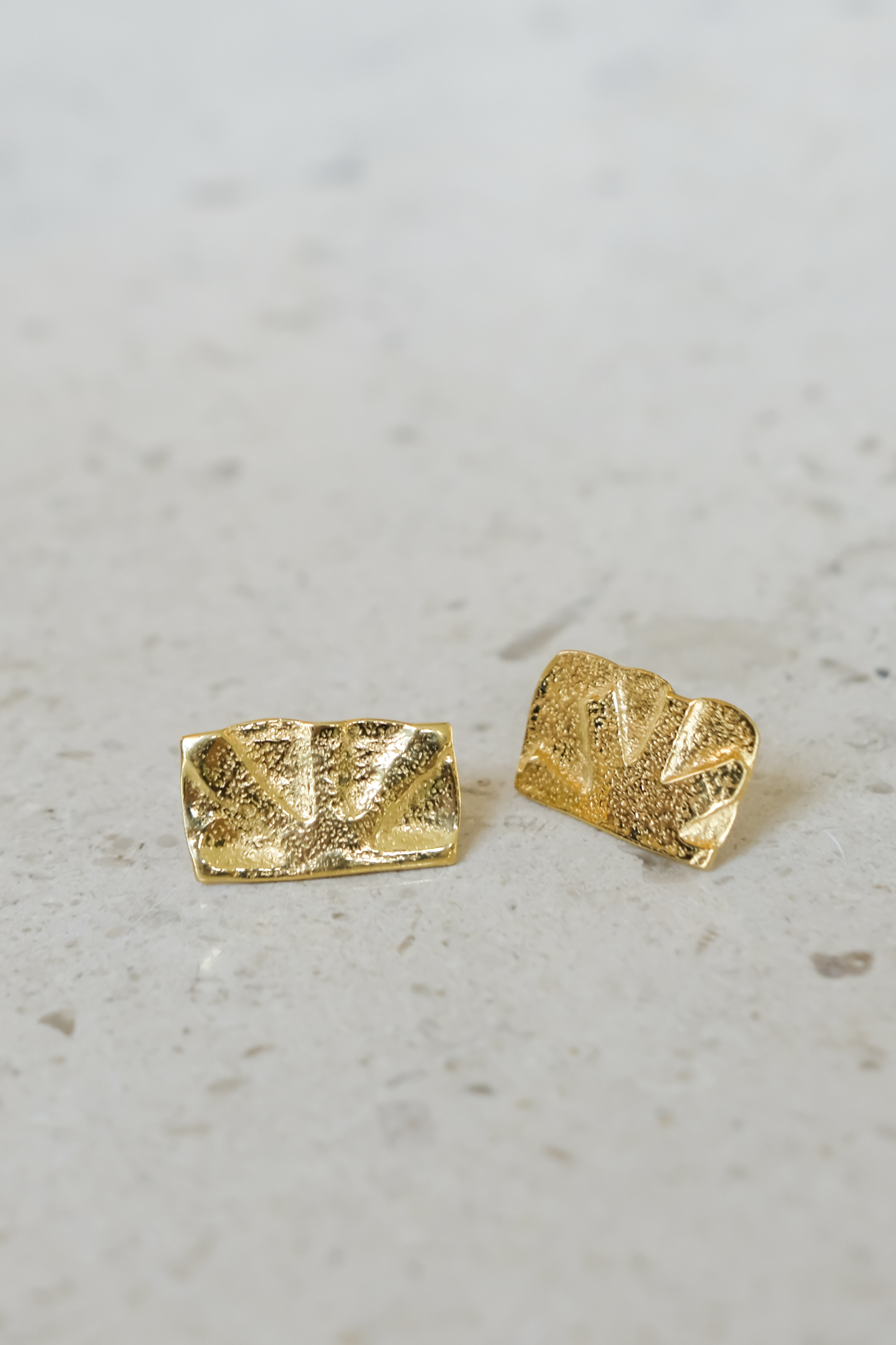 tweek-eek left r earrings gold